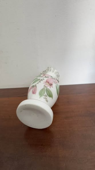 Vaso Porcelana Branca com Decoração Floral e Rebordo Ondulado
